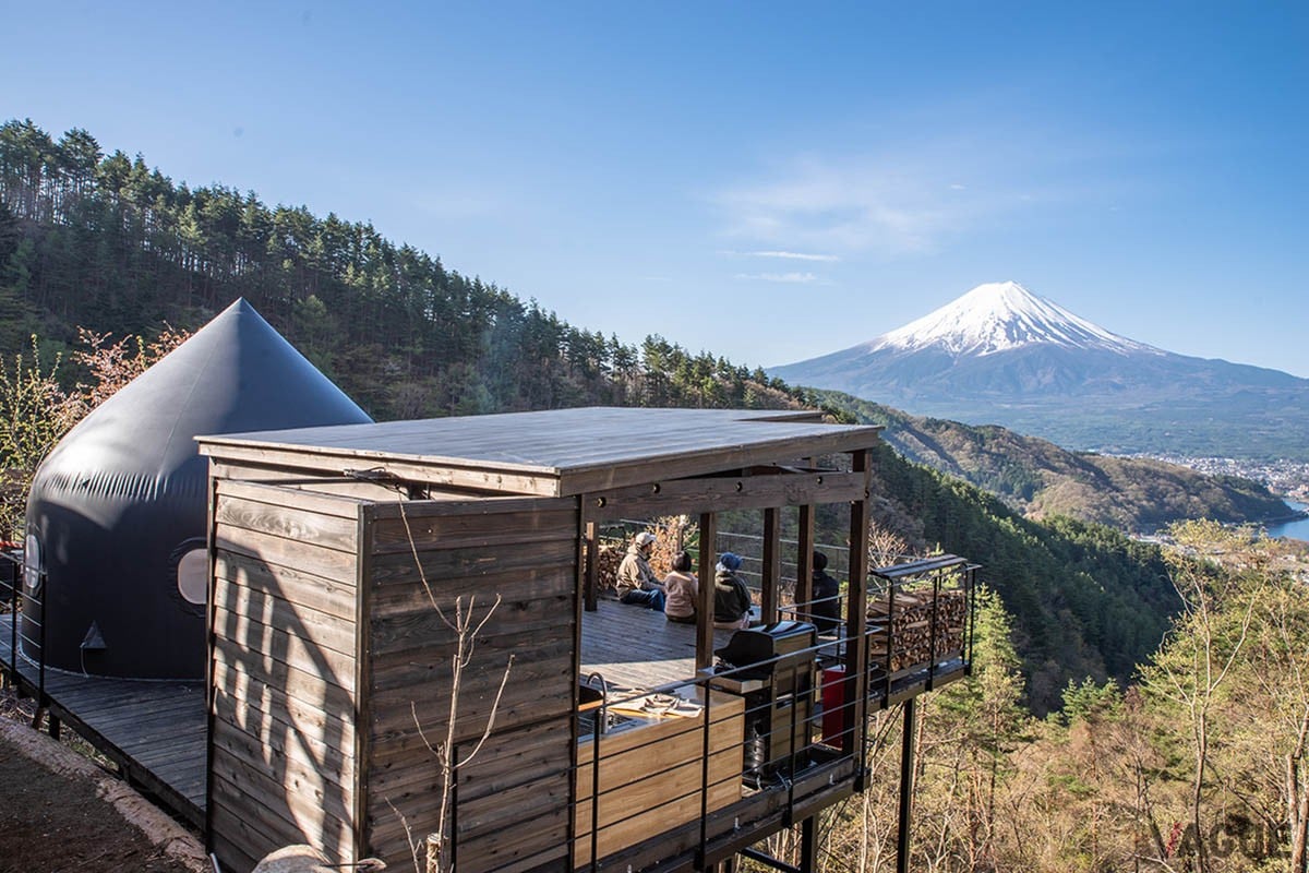 標高1020mの宿泊棟から富士山と河口湖を一望できる大人のためのアウトドアリゾート施設「つながる CAMP RESORT くうねるたす」