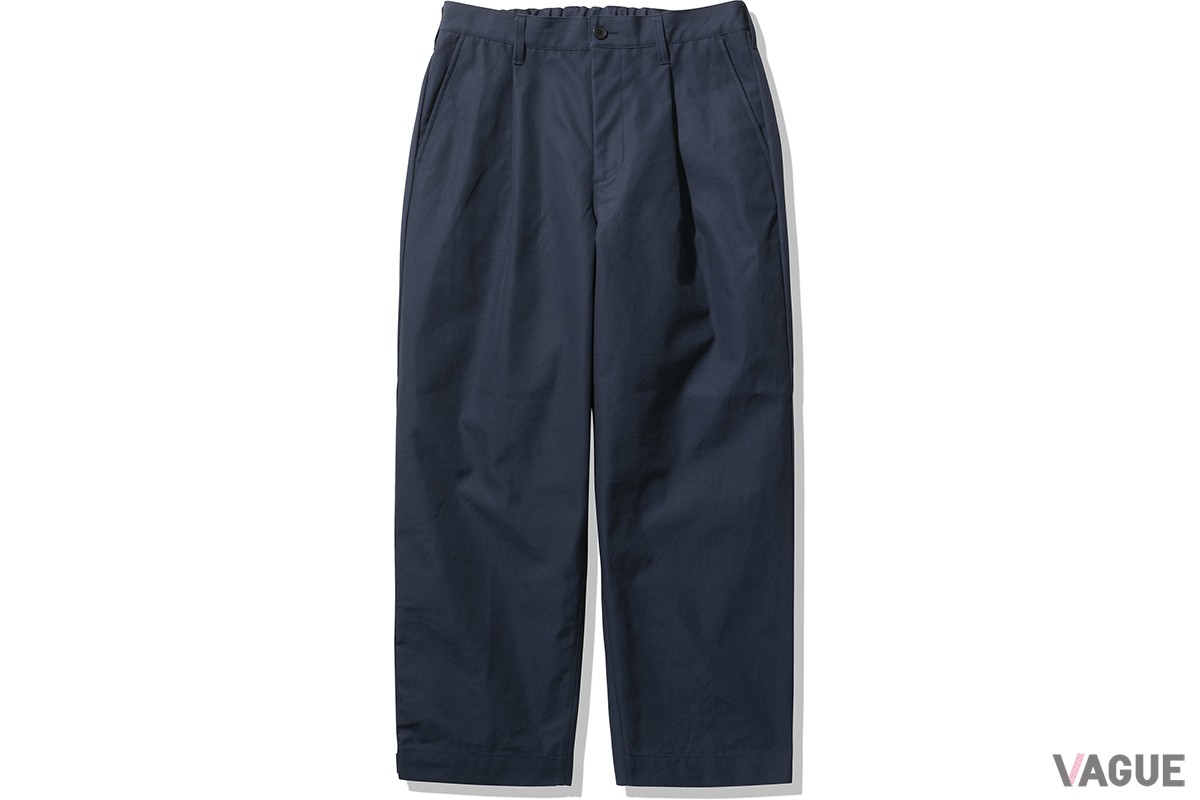腰まわりにゆとりを持たせたストレートシルエットのパンツ「Nautisk Pants 」は動きやすさが身上。風のばたつきが気になるときは、裾のタブをとめてテーパードシルエットへと変更できる