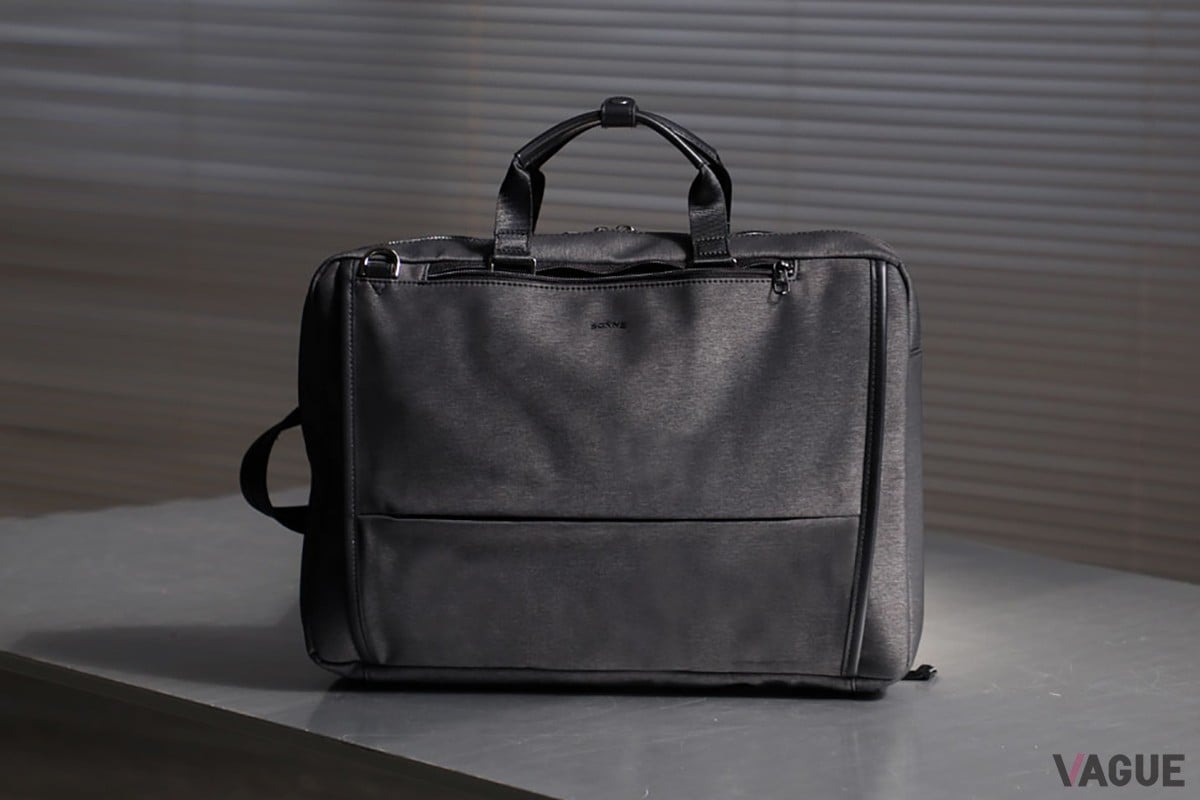「SUIT FABRIC 3WAY BUSINESS BAG」は高い収納力とスリムなシルエットを両立した3ウェイのブリーフバッグ