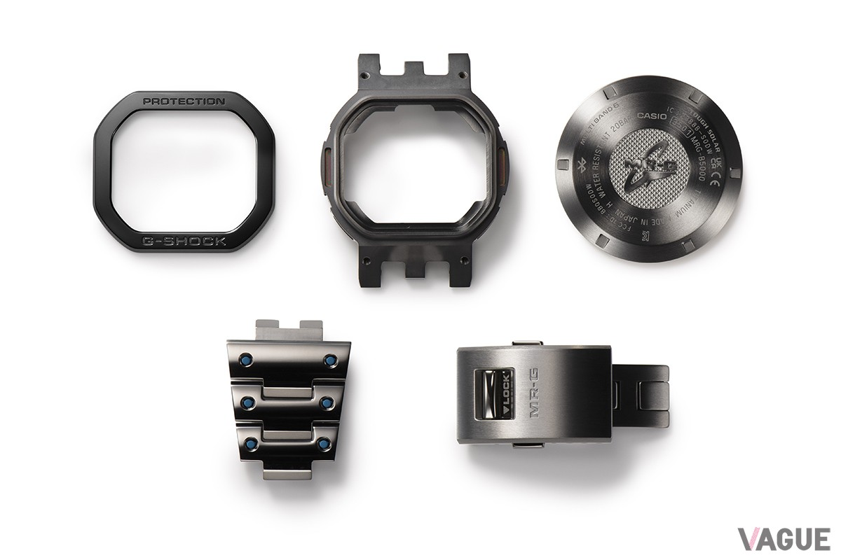 ケースや裏蓋の64チタン、ベゼルトップのコバルトクロム合金など、先端素材の採用も大きな特長