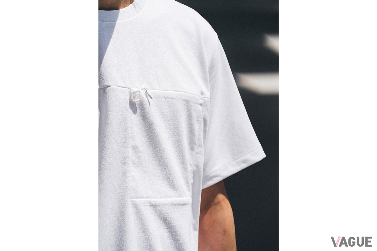 「MET24 ポケットTEE」は、胸ポケットに“Dカン”をアタッチ。背面の裾部には、リフレクター機能つきのロゴプリントがあしらわれる