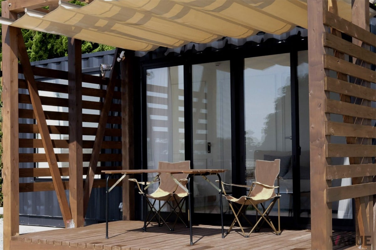 心地よいウッドデッキのテラスでは、食事をとることができるほか、焚き火も楽しめる