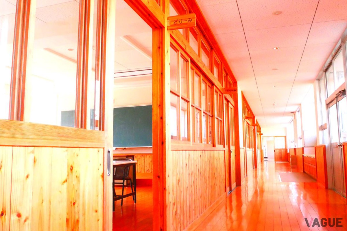 2011年に閉校した旧小石原小学校。杉の木を活かした温もりある旧校舎の面影を残している