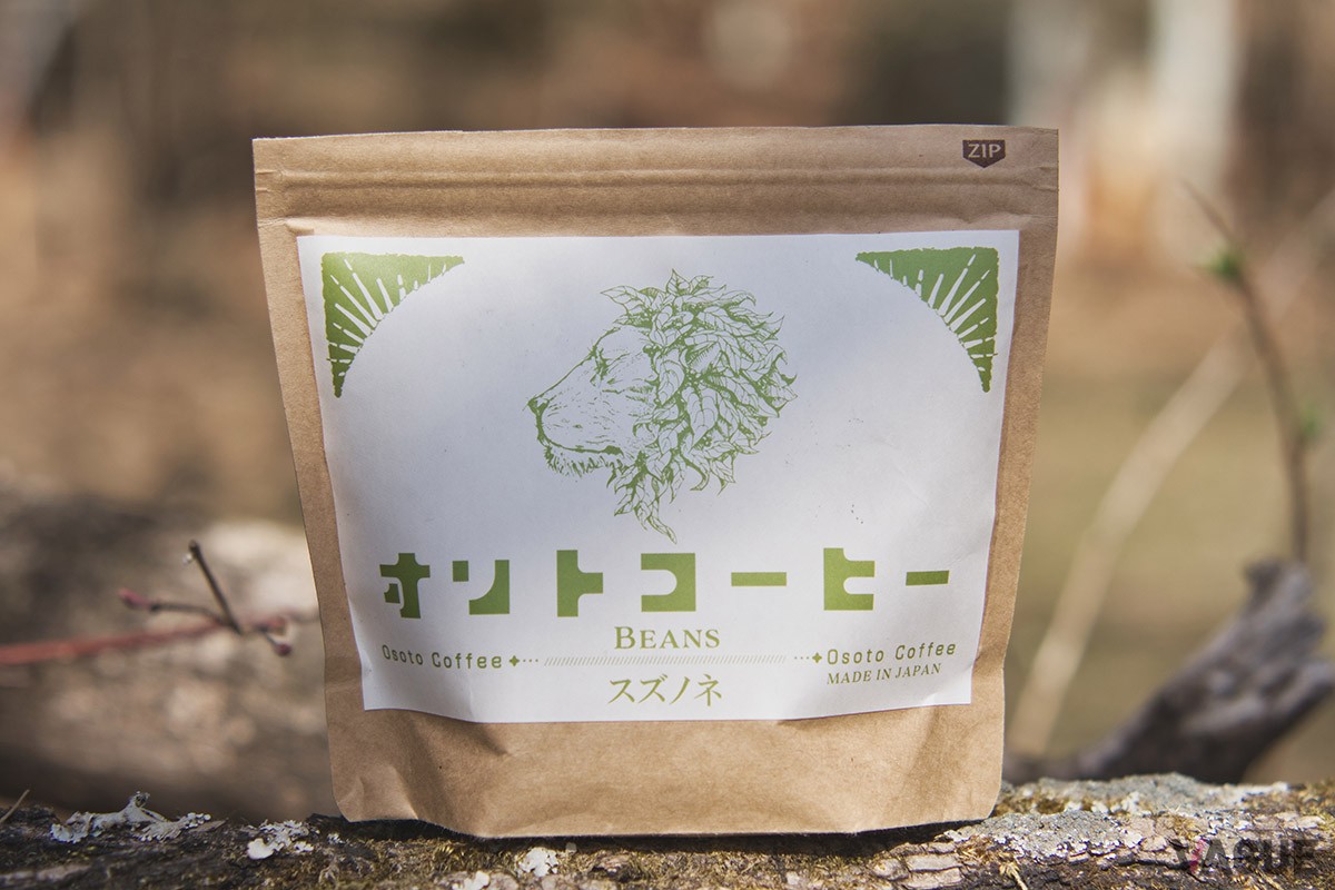 ハイキングや登山シーンにあわせてつくられた「スズノネ」は、マンデリンベースの苦みとコク、どっしりとした甘味とスパイスのような複雑な芳香が魅力