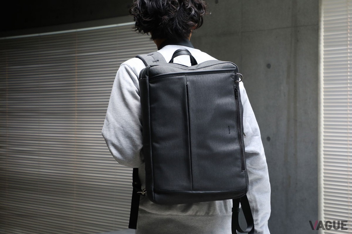 「SUIT FABRIC 3WAY BUSINESS BAG」のハンドルやショルダーストラップは使わないときには収納でき、3ウェイながら非常にスマートなデザインが特徴