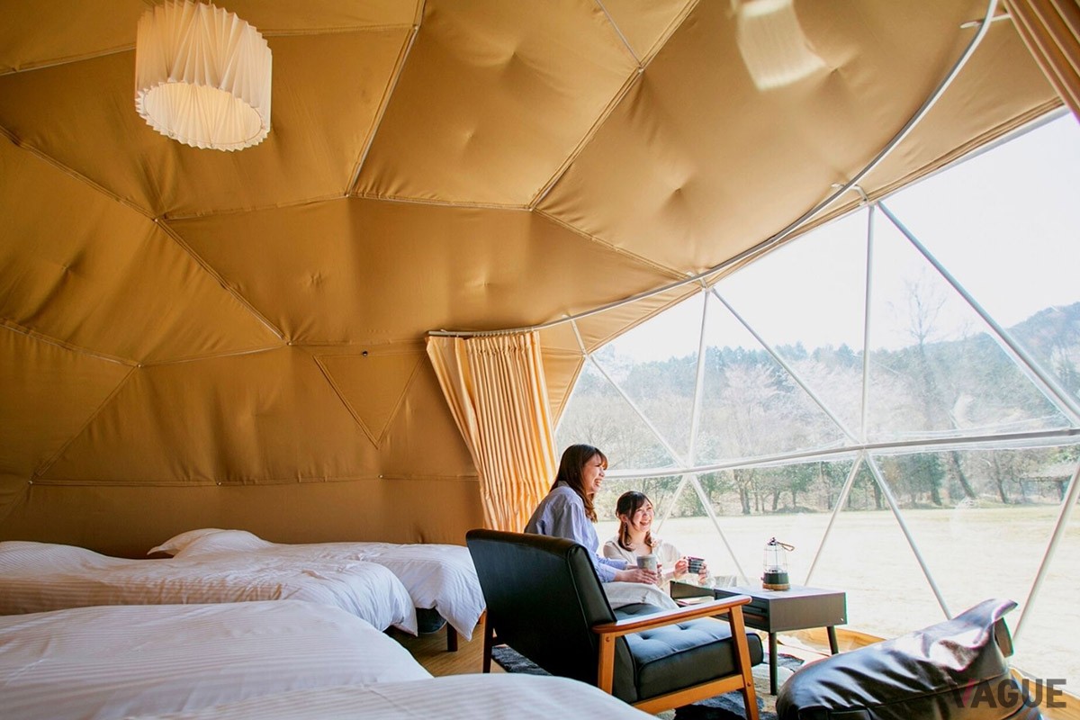 グランピング施設には大型のドームテントを2棟設け、それぞれに冷暖房、シャワー、トイレを完備