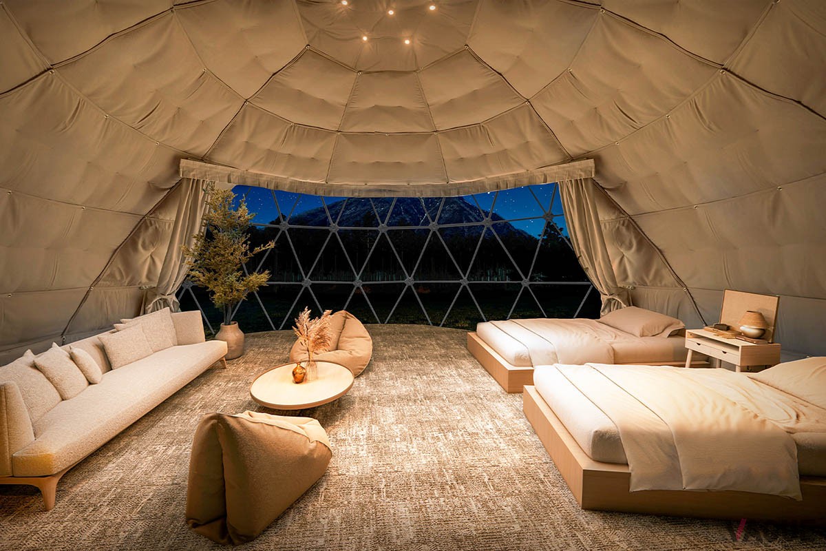 大自然を一望できる広い敷地内には、“かまくら”スタイルのドーム型テントを2棟用意。夏場だけでなく雪の季節の寒さにも対応する高性能な冷暖房を完備