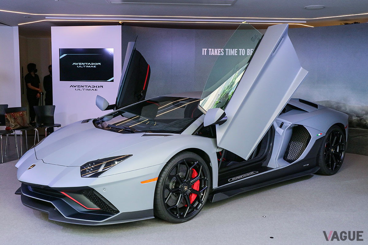 最初の「LP700-4」のシンプルなイメージを残しつつ、「S」や「SVJ」のデザインを取り入れた「ウルティメ」