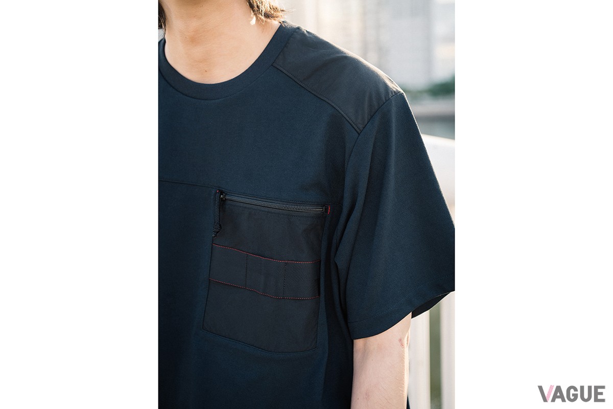 「MET24 ブロッキングポケットTEE」は、ブリーフィング製品の象徴ともいえる“ウェビングテープ”が胸ポケットに配される