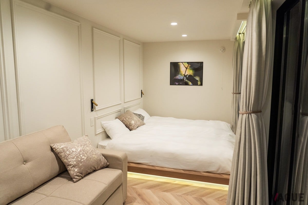 各棟には冷暖房や冷蔵庫なども完備。シングルベットを2台備えた快適なヴィラ仕様となっている