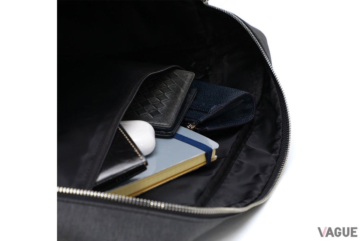 「SUIT FABRIC 3WAY BUSINESS BAG」の大きめのコンパーメントには、パソコンを安定して持ち運べるマジックテープつきポケットを搭載。ファスナーつきポケットも外側と内側の双方に備える