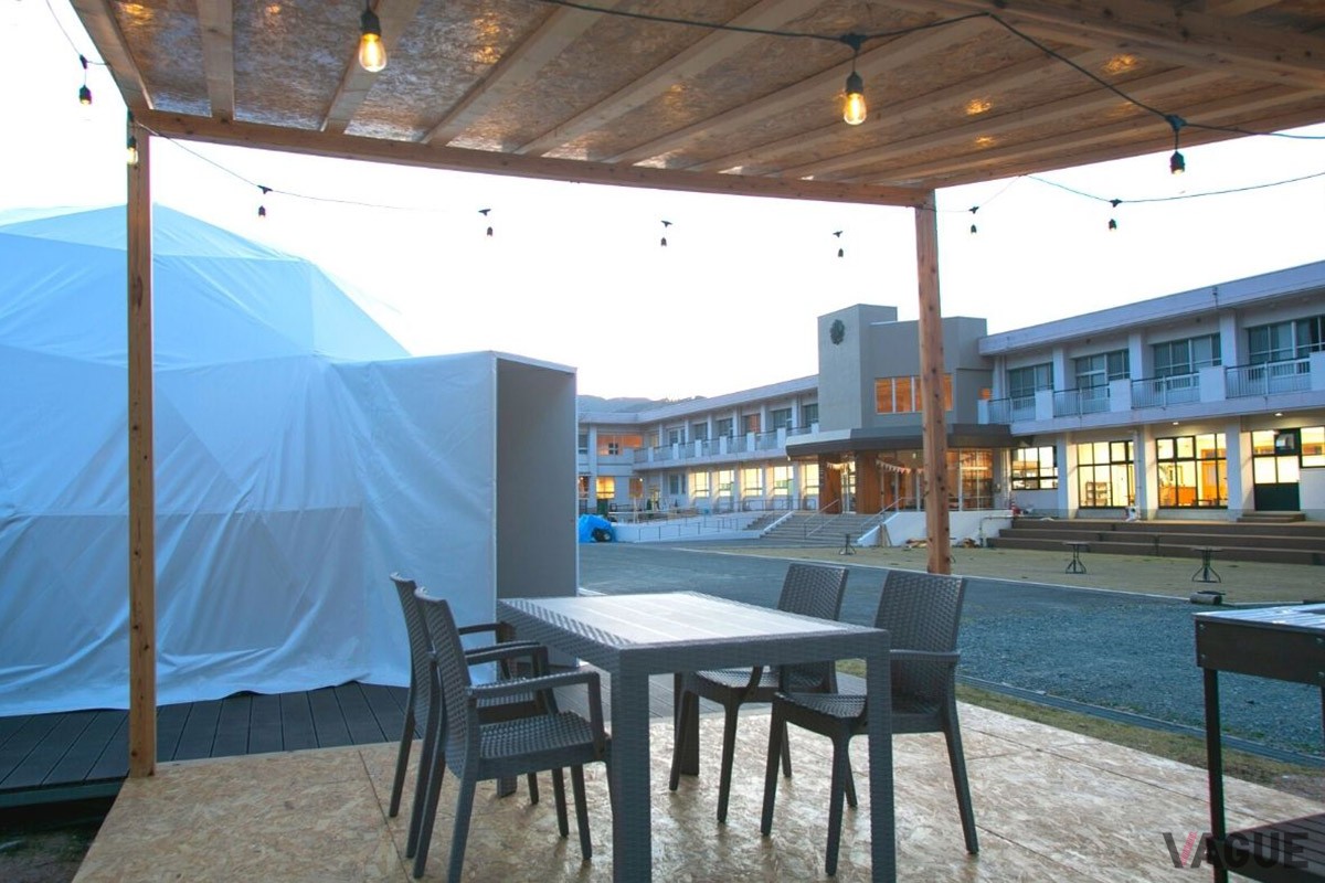 グランピング施設にある広々としたウッドデッキは、食事やくつろぎのスペースとして利用できる