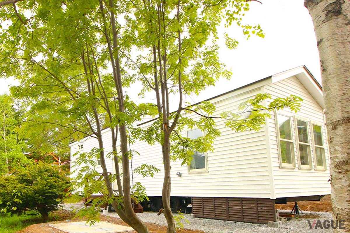 モダンなトレーラーハウスは、日本ではまだ珍しいモバイルホームスタイル。別荘のような設備と、秘密基地のような非日常感を味わえる