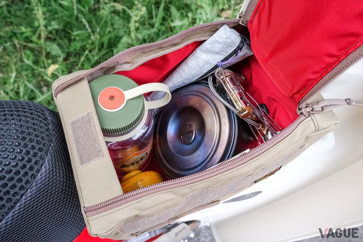 フラップは中身にアクセスしやすいダブルジッパー。1リットルのNALGENE広口ボトルが縦置きできるのが高ポイント。ストーブやクッカー、カトラリーなども余裕で収納