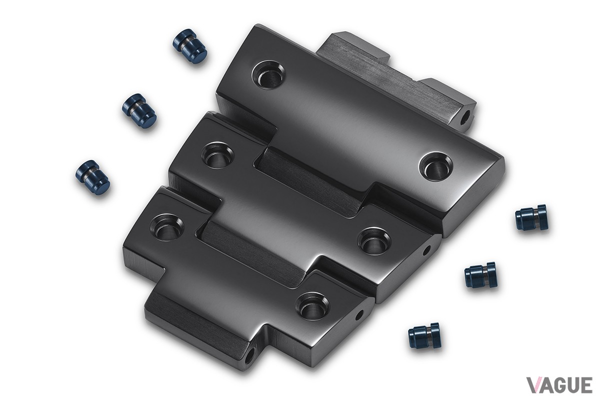 ベルトのコマには鮮やかなブルーIPを施してアクセントに