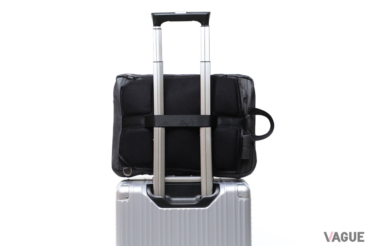 「SUIT FABRIC 3WAY BUSINESS BAG」は背面にはキャリースルーを搭載。出張や旅行の際にも便利