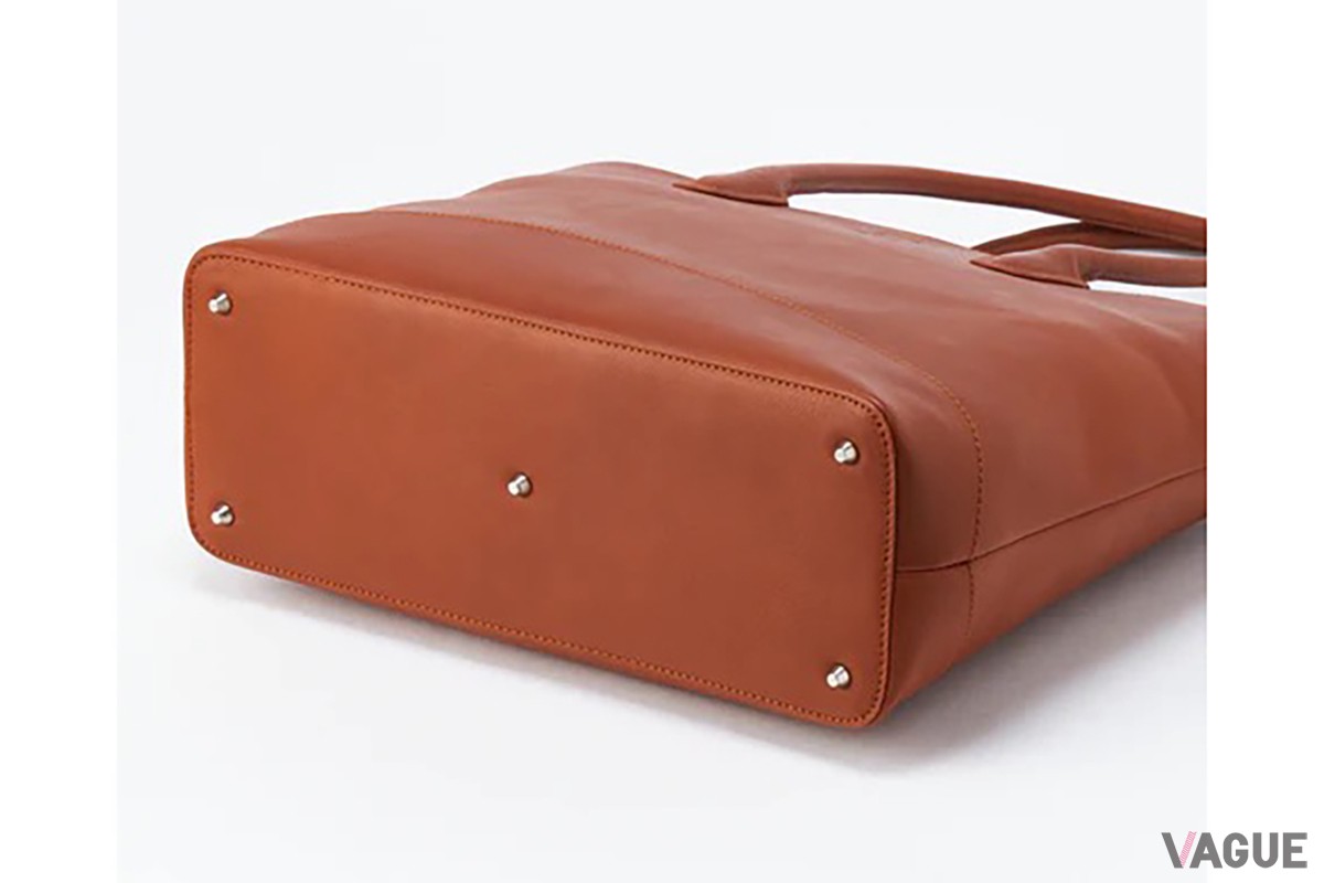 スタンダードトートは底に鋲が打ってあるため、気軽に地面へ置ける