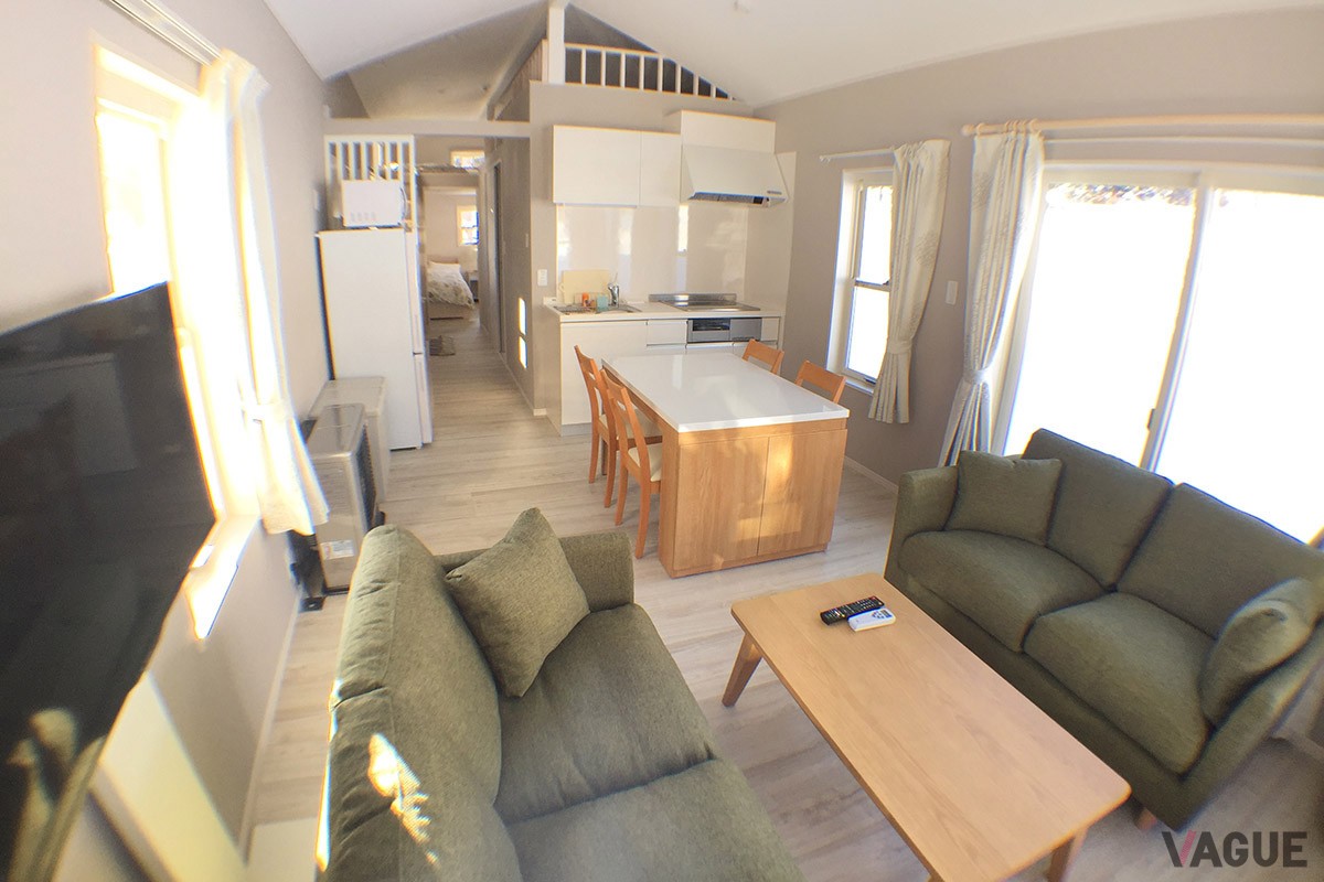 トレーラーハウスにはキッチンからシャワー、トイレに至るまで完備され、ワーケーションやスキーシーズンなど長期の滞在にもうってつけ