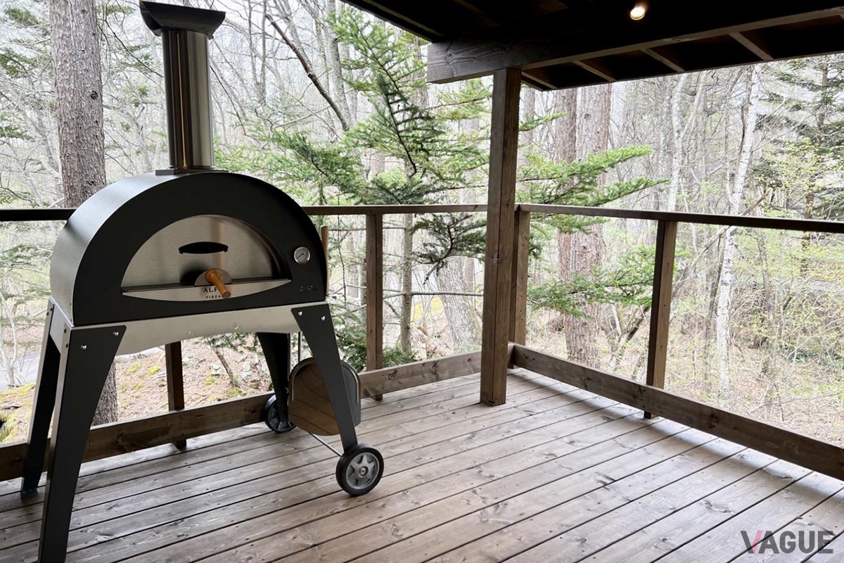 広いウッドデッキには最新の電気式BBQグリルと本場イタリア製のピザ窯を用意。豊かな自然のなかでアウトドア料理を味わえる