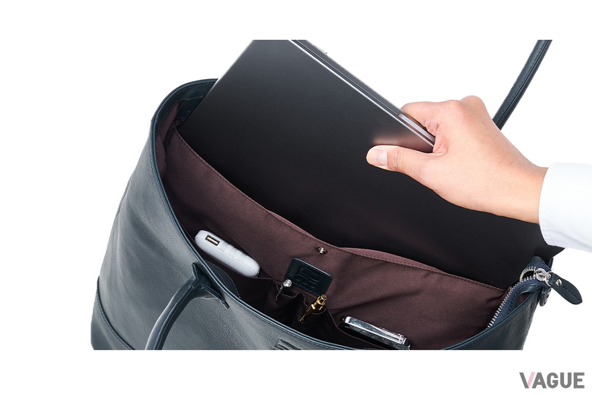 スタンダードトートは14インチ程度まで対応したPCポケットやボトルホルダーなど、機能美を追求した内装もポイント