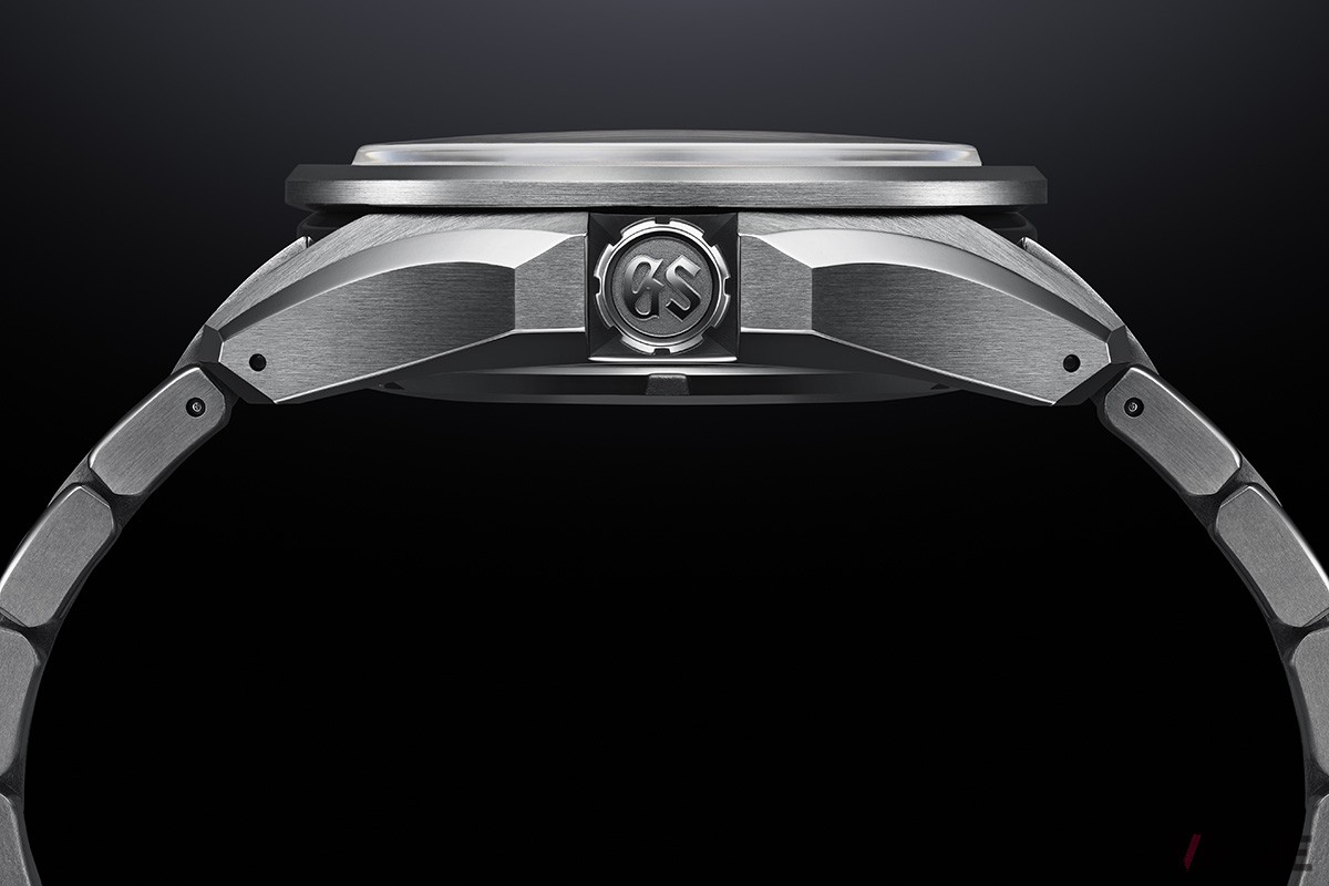 新デザイン「エボリューション9スタイル」から生まれた時計たちは、エボシューション9コレクションとなる。スタンダードな中三針モデルだけでなく、ダイバーズやクロノグラフモデルにも踏襲。なかでも注目なのは、機能性高いGMT機能が加わる「SBGE283」。自動巻きスプリングドライブ、ブライトチタンケース、ケース径41㎜、96万8000円