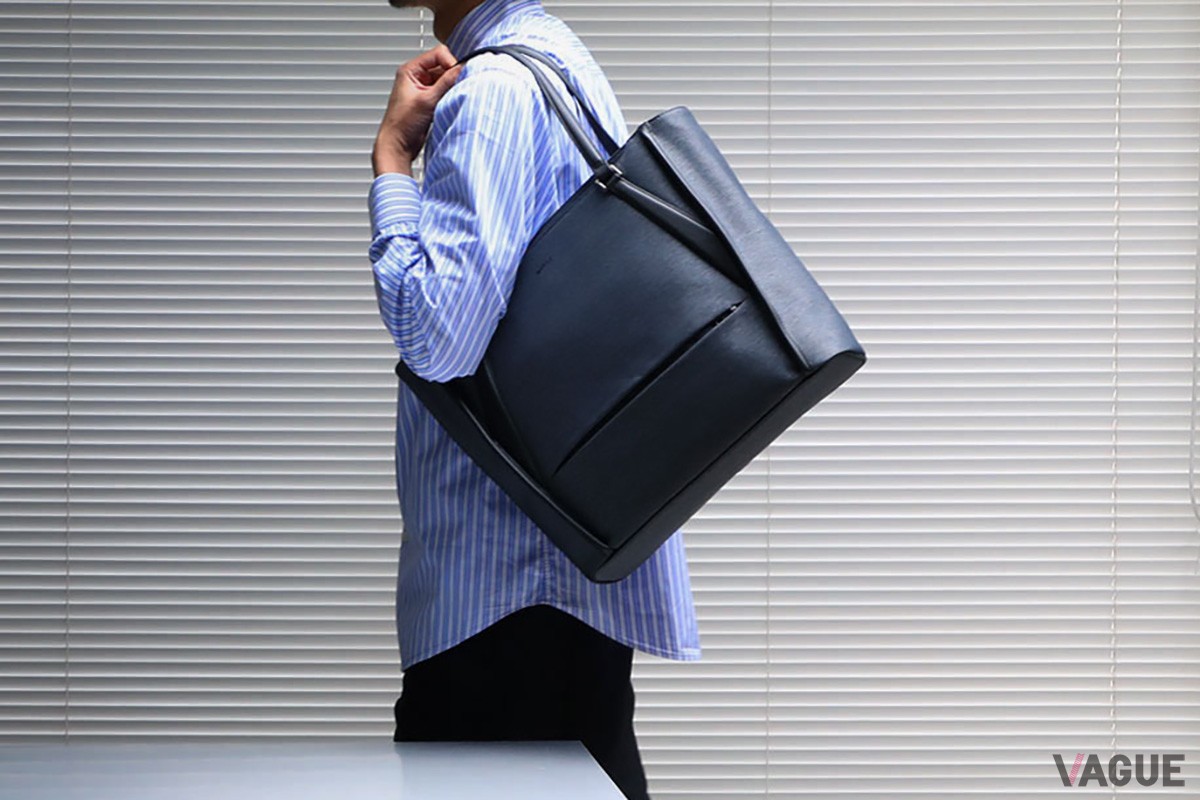 「SUIT FABRIC TOTE BAG」は高い収納力と美しさの両立を目指し、全体のフォルムはもちろん、ハンドルのつけ方や角度などを吟味