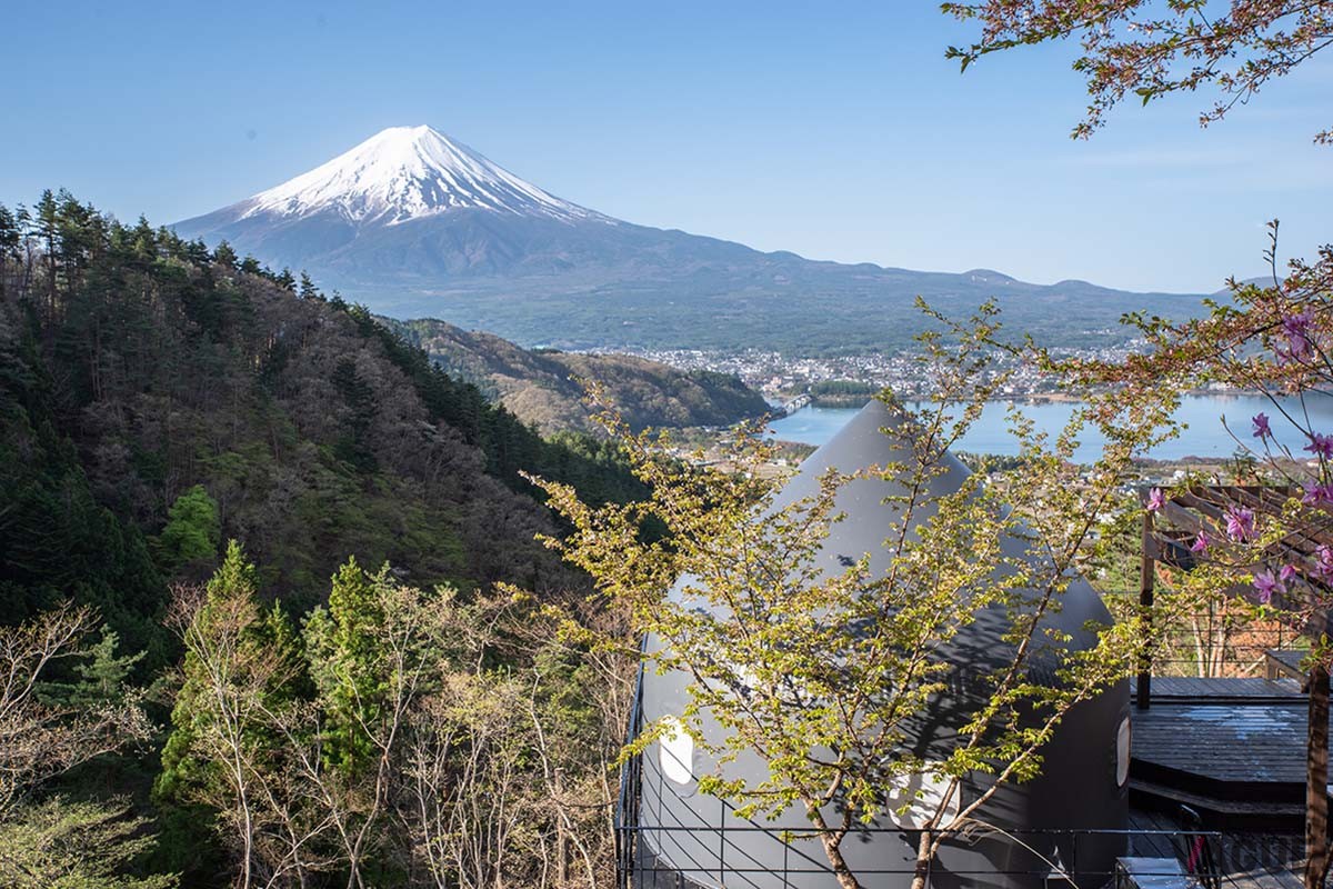 標高1020mの宿泊棟から富士山と河口湖を一望できる大人のためのアウトドアリゾート施設「つながる CAMP RESORT くうねるたす」