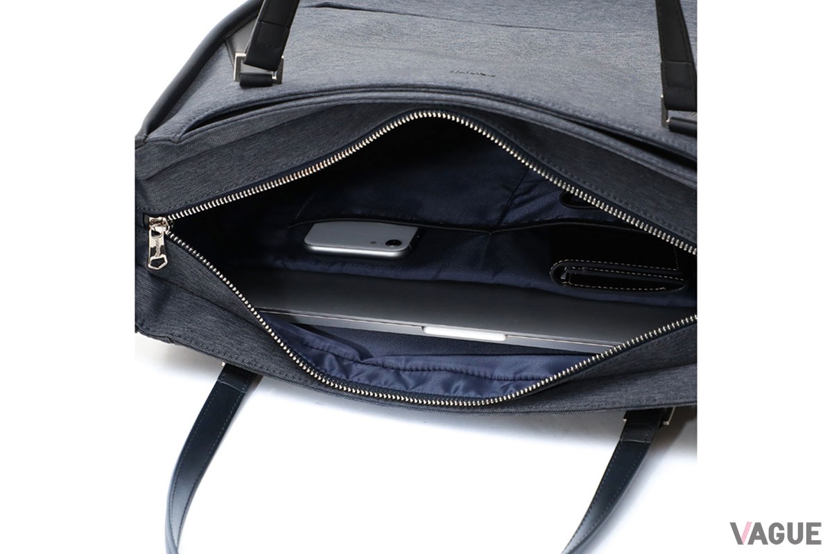 「SUIT FABRIC TOTE BAG」の開口部はビジネス利用でも安心なファスナータイプ。外側にはスマホや定期入れの収納に便利な大きめポケットを備える