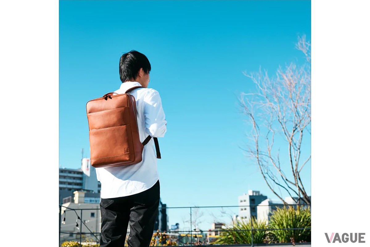スクエアリュックはスーツスタイルでもスマートな印象を与えるスクエアデザインが印象的