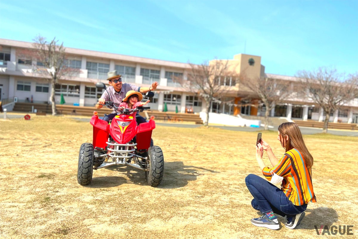 もともとグラウンドだった広い芝生スペースでは、さわやかな風を浴びながら親子でバギーの運転体験が可能