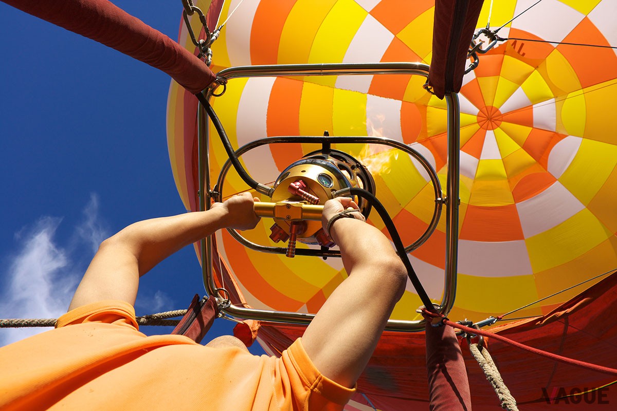 夏はラフティングやカヌーなど、多彩なトレッキングを楽しめるほか、夏休み限定で、オーナーみずからパイロットを務める熱気球体験も予定