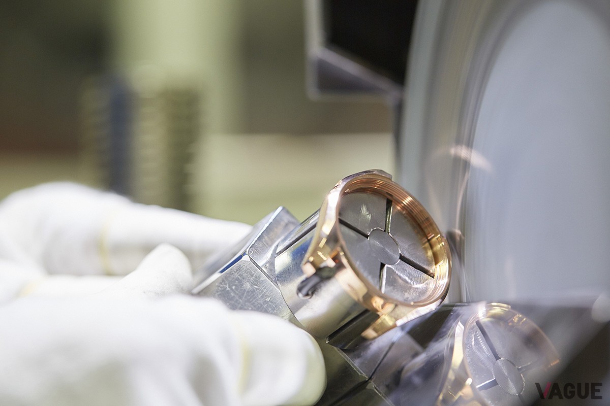 「ザラツ研磨」による美しいケースの仕上げは細部へのこだわりが見られる