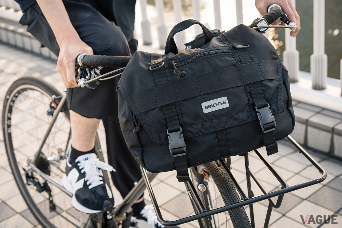 「AT MESSENGER」はフィット感に優れ、快適に自転車移動できるのが魅力。荷台部分に固定できる便利なベルトも備わる