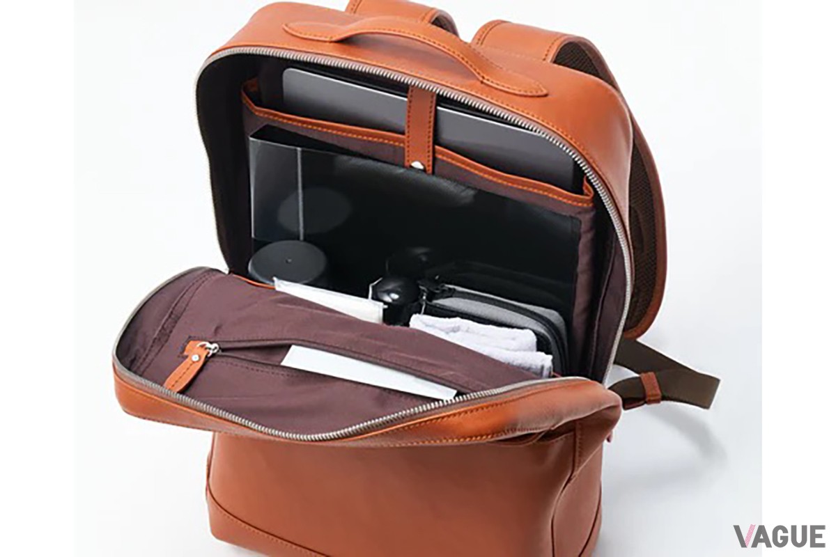 スクエアリュックは、PCポケットやボトルホルダーなどを装備した内装に加え、電車での前持ちにも対応した便利な外側ポケットも搭載