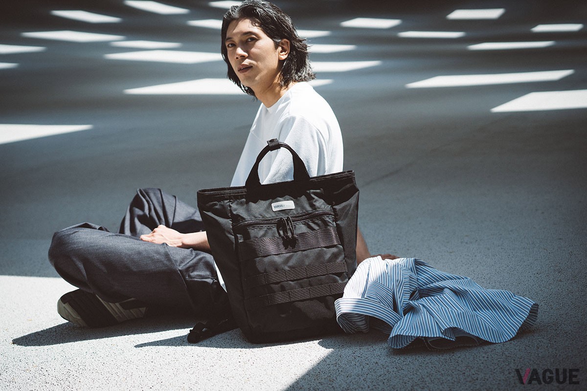 「AT 2WAY PACK」は、書類やファイルを収納しやすい四角いフォルムや、内部に装備されたPCスリーブなど、通勤用にも適した工夫が施される