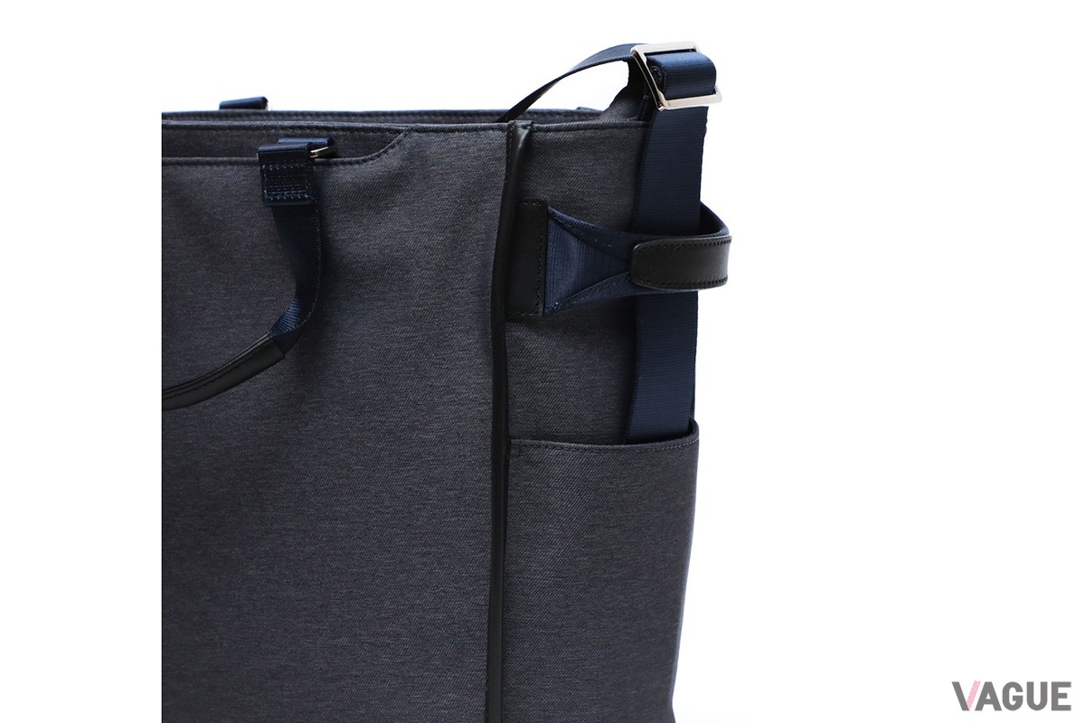 「SUIT FABRIC SHOULDER BUSINESS BAG」に備わるサイドのハンドルは、ショルダーストラップをすっきり収められる