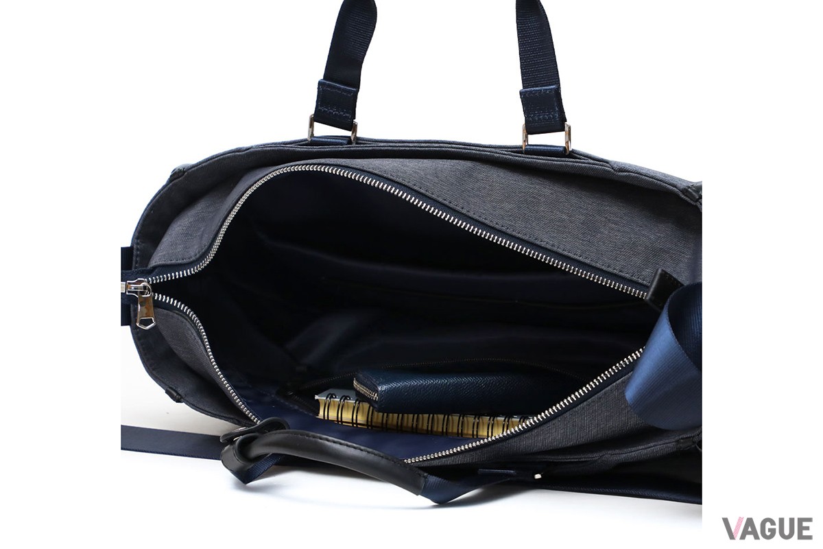 「SUIT FABRIC SHOULDER BUSINESS BAG」は自立する設計で荷物の出し入れがスムーズにおこなえる。ポケットも豊富なため、小物の整理収納に便利
