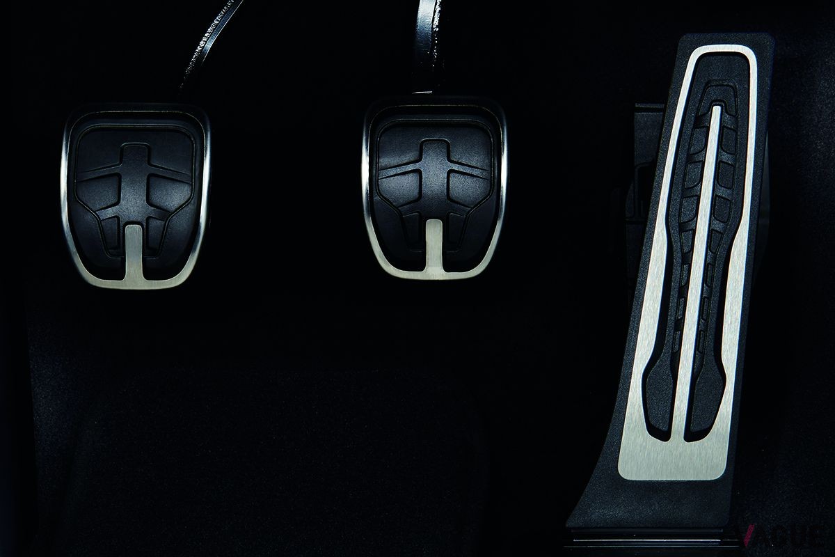 トヨタ改良新型「スープラ RZ」MT車のペダル