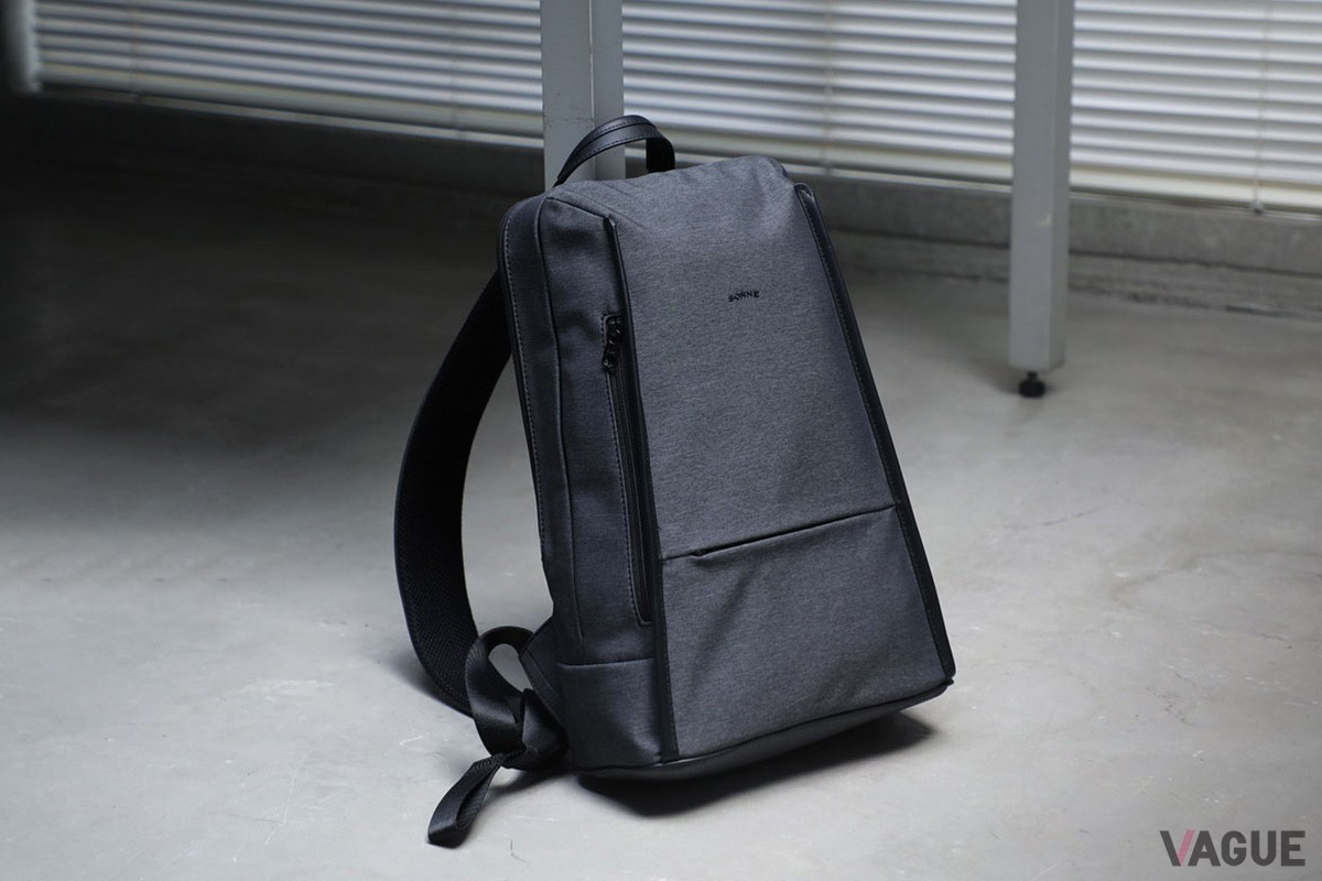 「SUIT FABRIC SLIM BUSINESS BAG」はスリムサイズと自立する設計で使い勝手抜群のバックパック