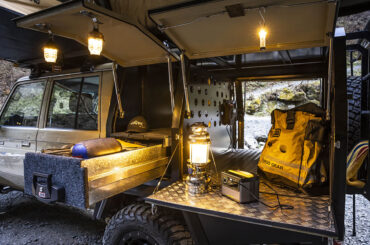 トヨタ ランクル ベース 最強のクルマ旅 仕様 車中泊 ならぬ 車上泊 を楽しむ オーバーランダー の魅力とは Vague ヴァーグ