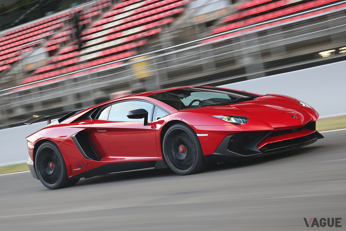 スペインのカタルーニャサーキットで「アヴェンタドールLP750-4 SV」を全開走行