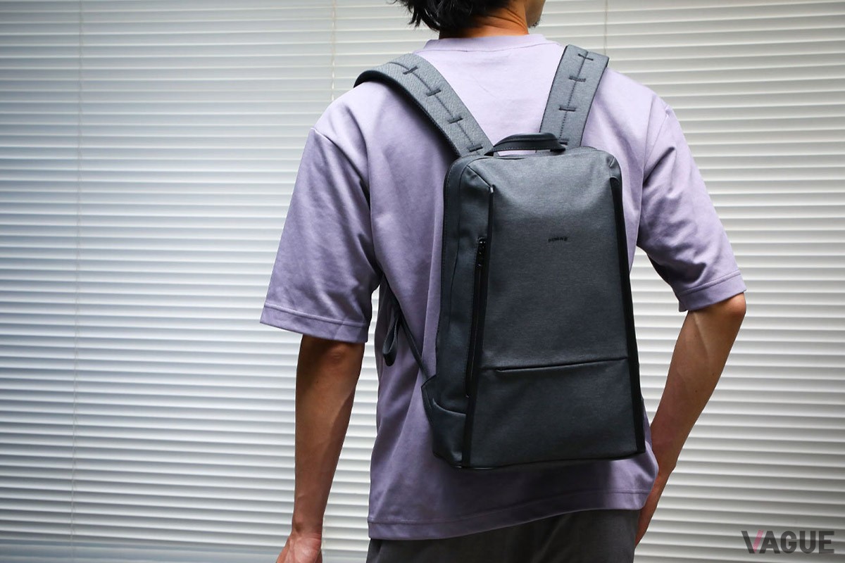 「SUIT FABRIC SLIM BUSINESS BAG」のシャープさを引き立てる革のパイピングは、構造上の“支え”も兼備。薄型のフォルムながら自立する