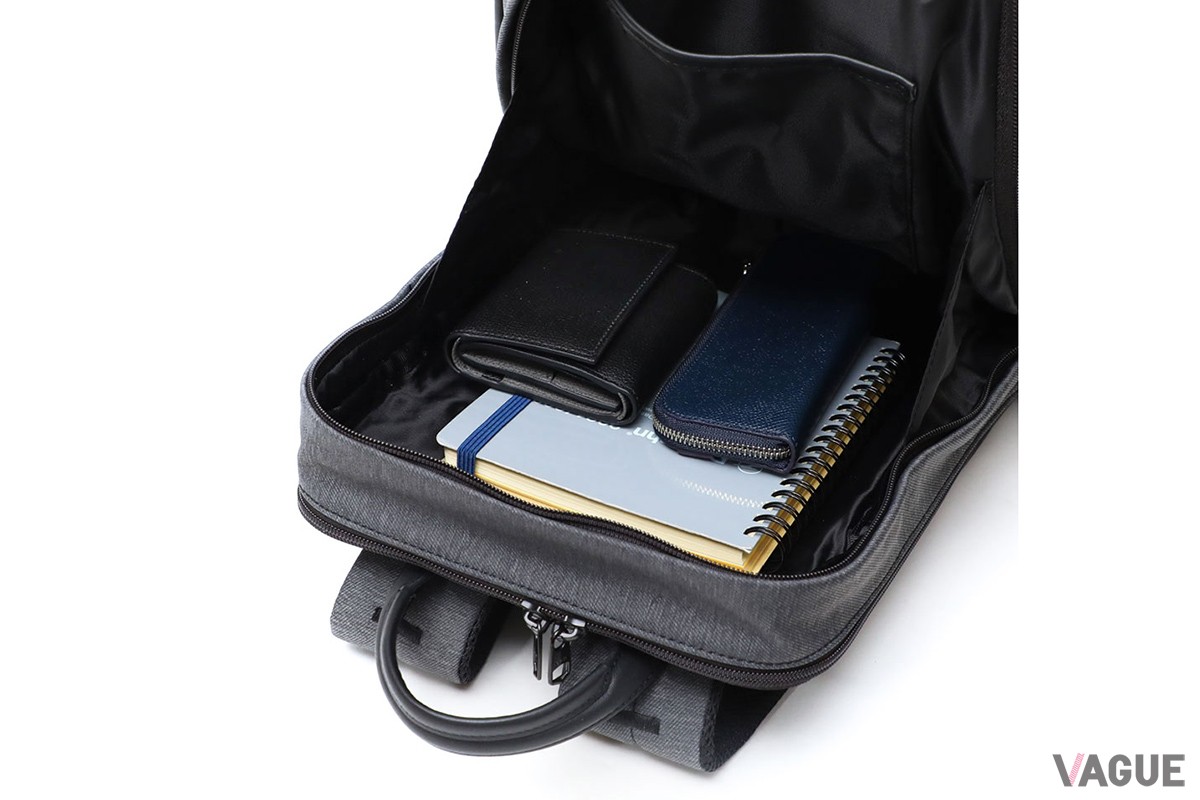「SUIT FABRIC SLIM BUSINESS BAG」は12インチのノートパソコンが収納可能な2層式のメイン収納や豊富なポケットを搭載