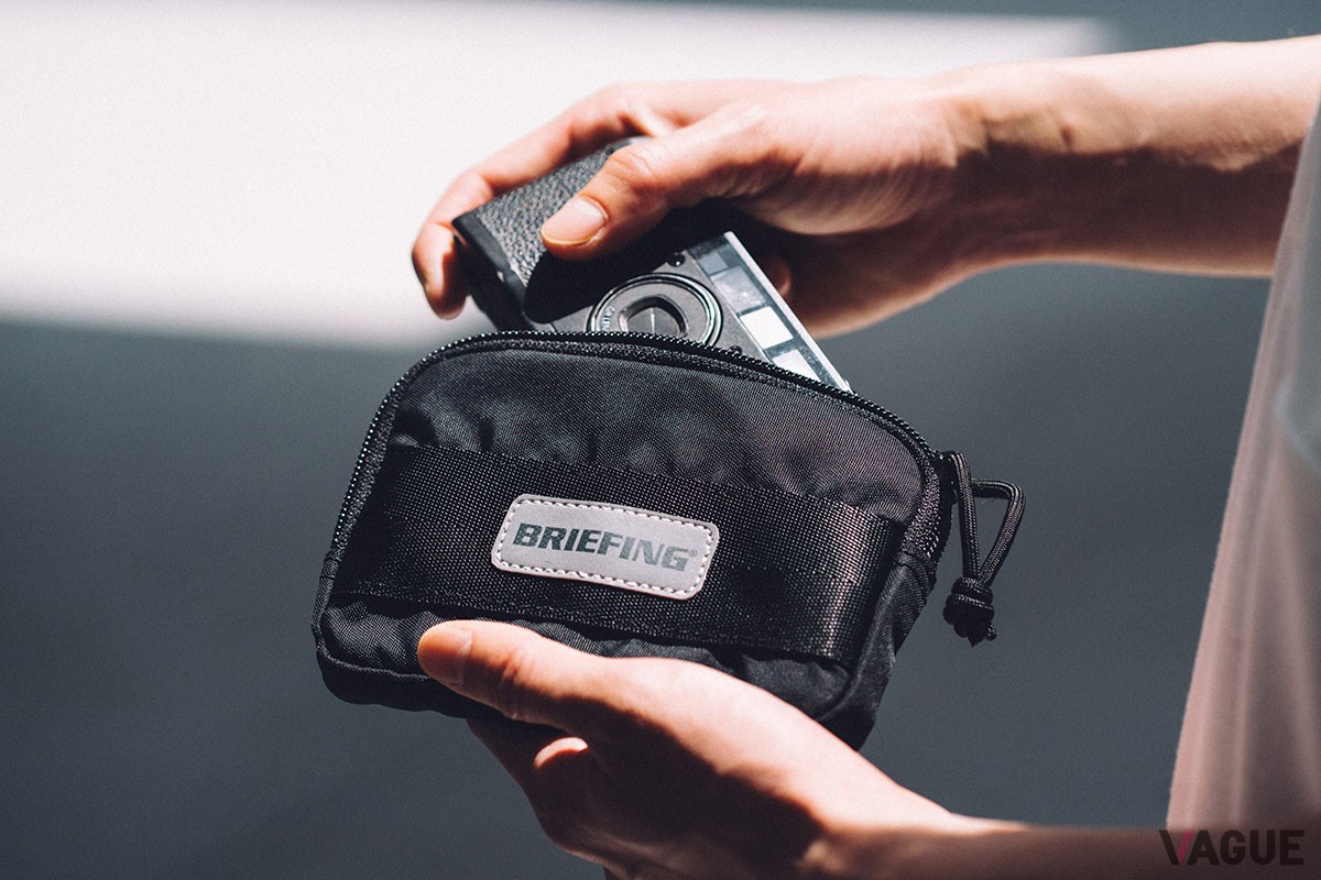 「WALET POUCH」は、フックが備わっているので、他アイテムのベルトループやDカン、カラビナなどに装着して使うことも可能
