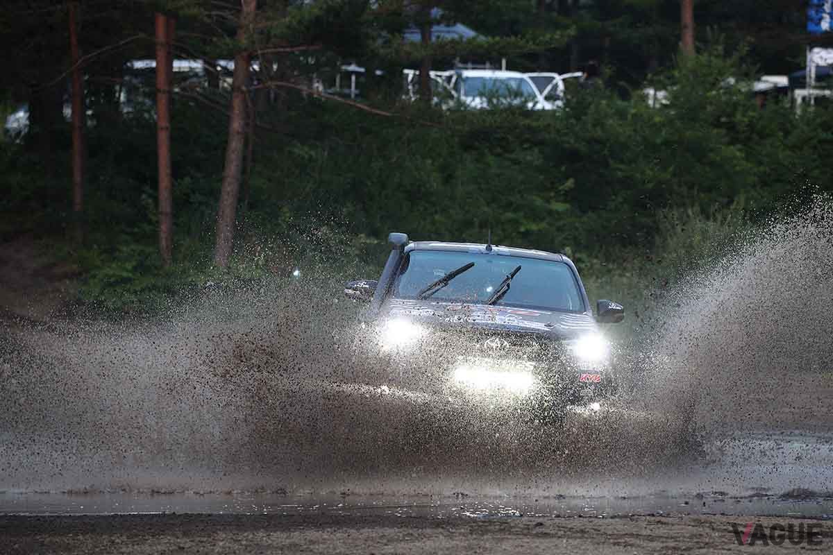 TOYO TIREのラギッドテレインタイヤ「オープンカントリーR／T」を装着した車両の走行シーン