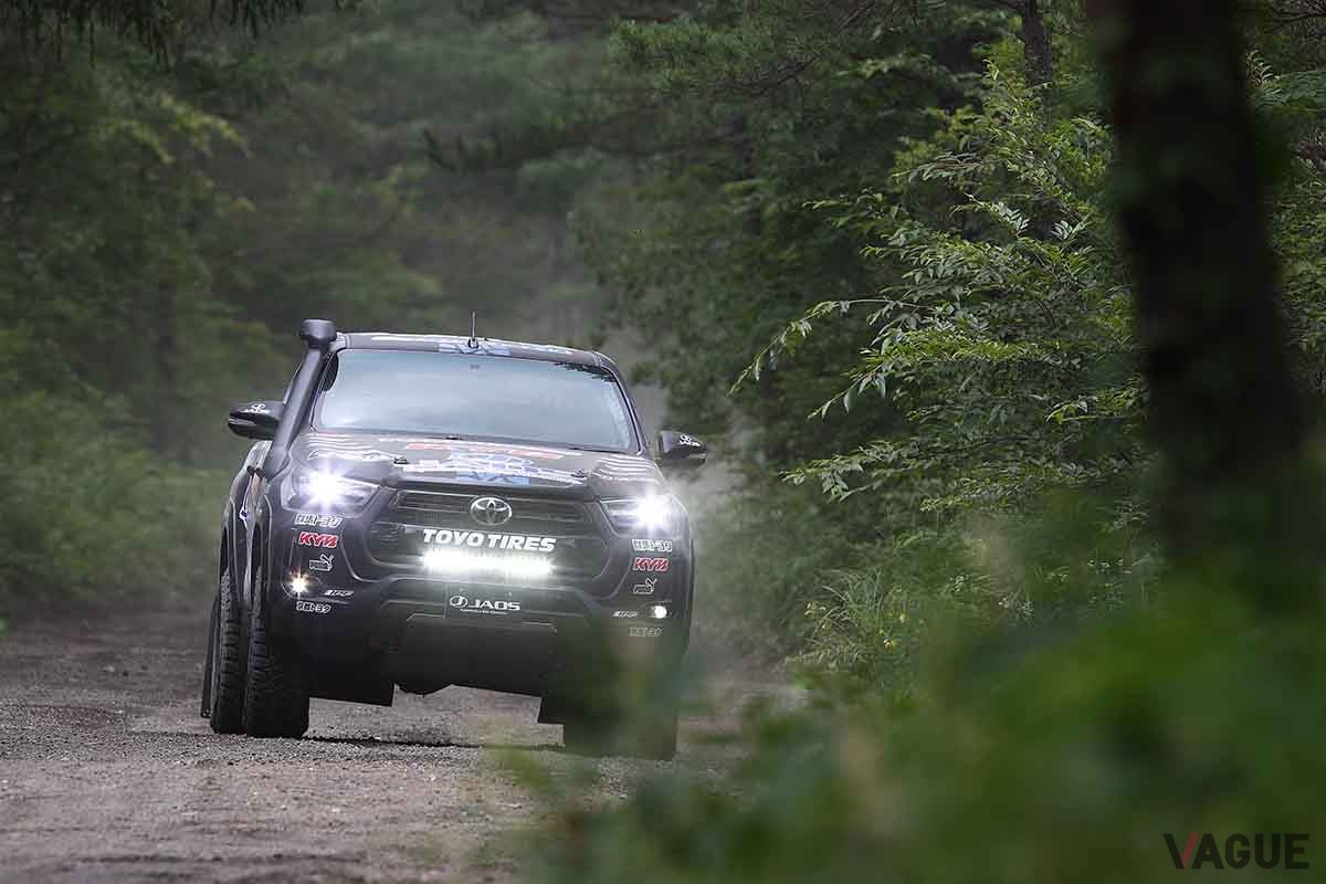 TOYO TIREのラギッドテレインタイヤ「オープンカントリーR／T」を装着した車両の走行シーン