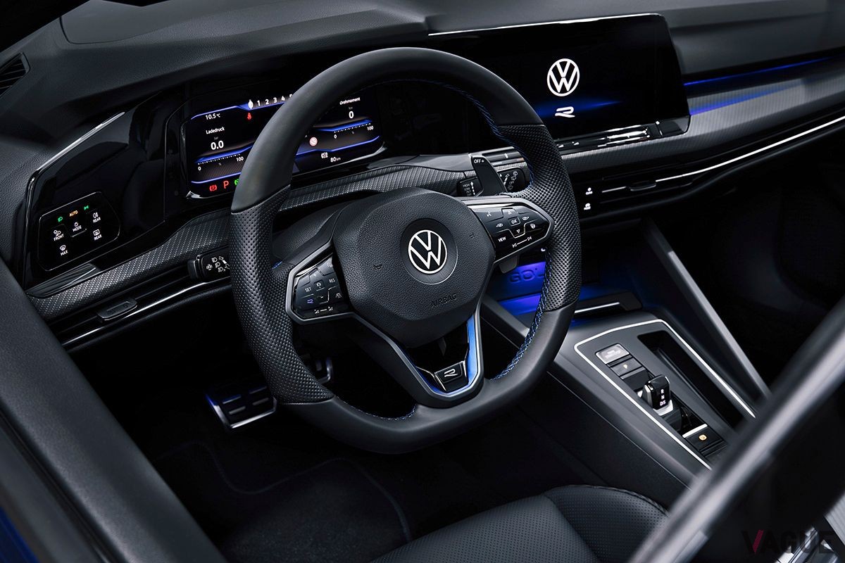 2022年内に日本上陸予定のVW「ゴルフR」のインパネ