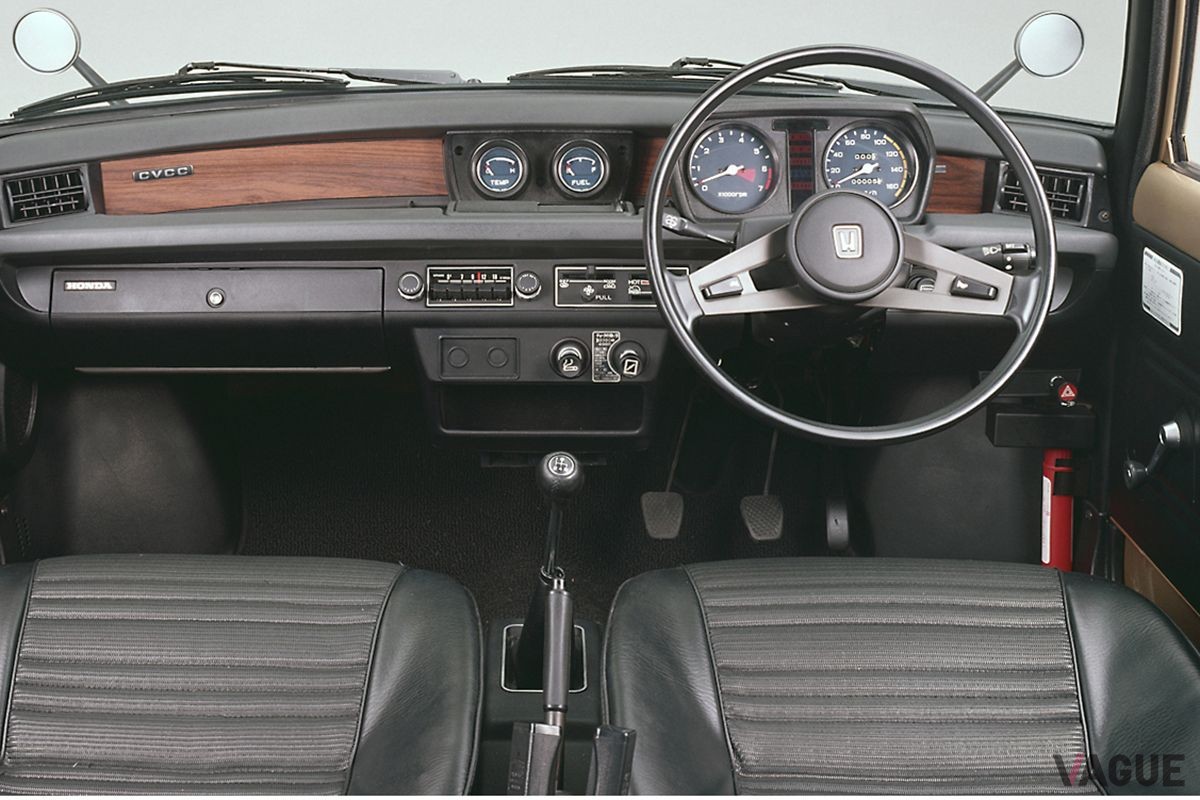 1975年8月に追加されたホンダ初代「シビック CVCC1200」のインパネ