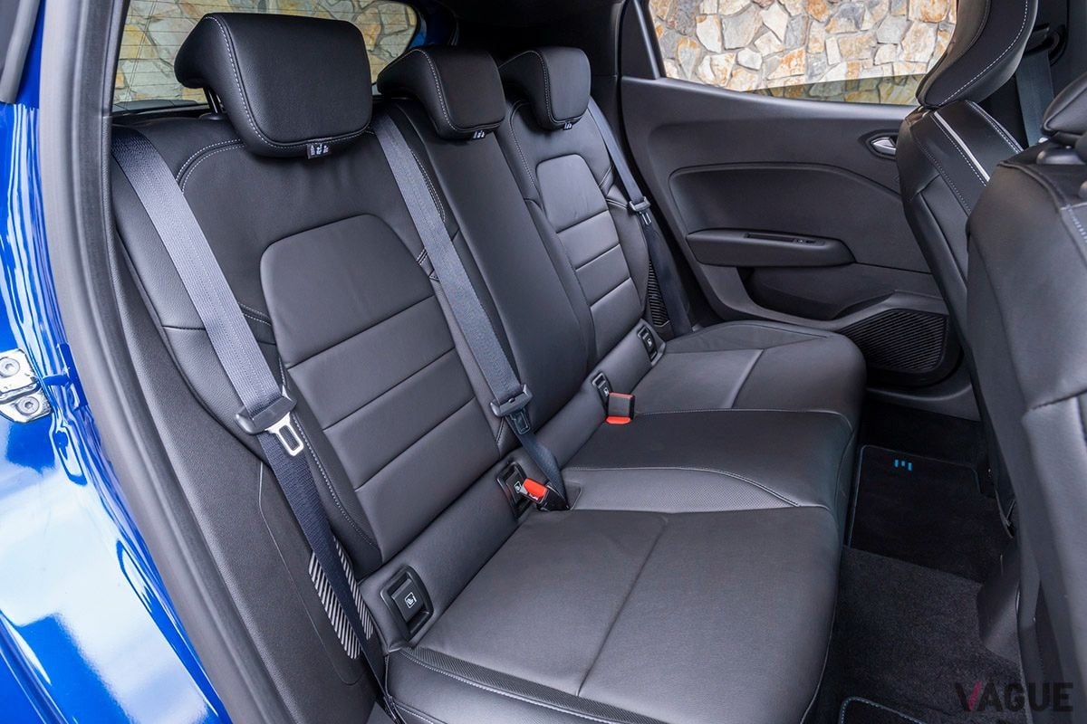 ルノー「ルーテシア E-TECHハイブリッド」の後席