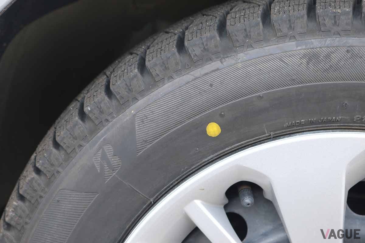この黄色いマークは「軽点マーク」と呼ばれるもので、円形のタイヤの一番軽い場所を示している。ホイールに組んでしまえばもう必要がないものなので、走行すれば消えていくペイントになっているセリアルナンバー。このタイヤの場合「3619」になるため、2019年の36週、つまり9月上旬に製造されたことを意味する